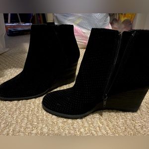 Cyber Monday Sale!!! NEW (no box) Black wedge boots size 7